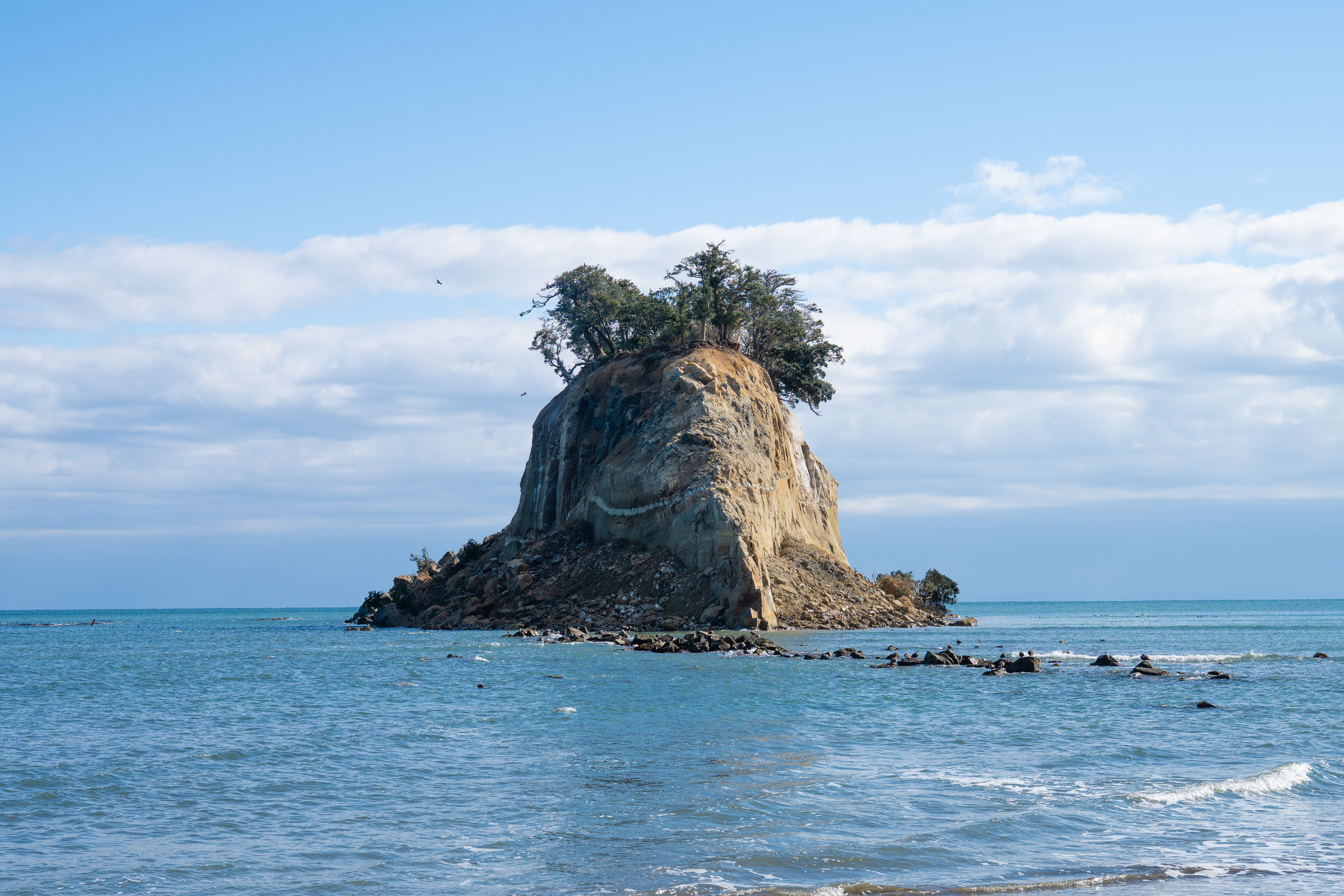 地震で崩落した見附島の岩肌の近接写真