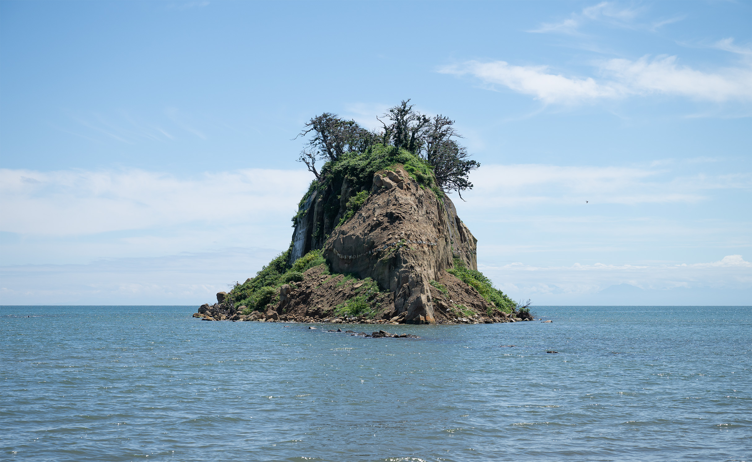 被災後の見附島の稜線を撮影した写真